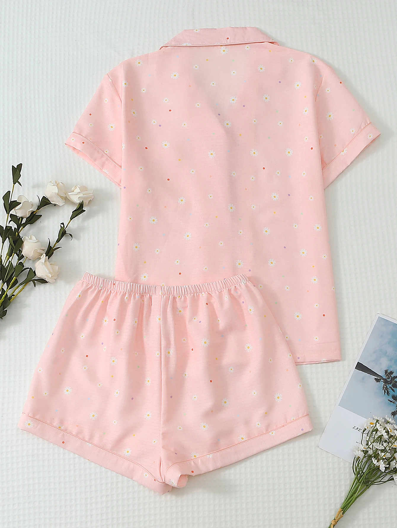 Two-Piece Comfortable Daisy Print Lapel Button-Down Short-Sleeve Top with Pockets and Bow Shorts Spring/Summer Women's Pajama Loungewear Set Suitable for Home Use