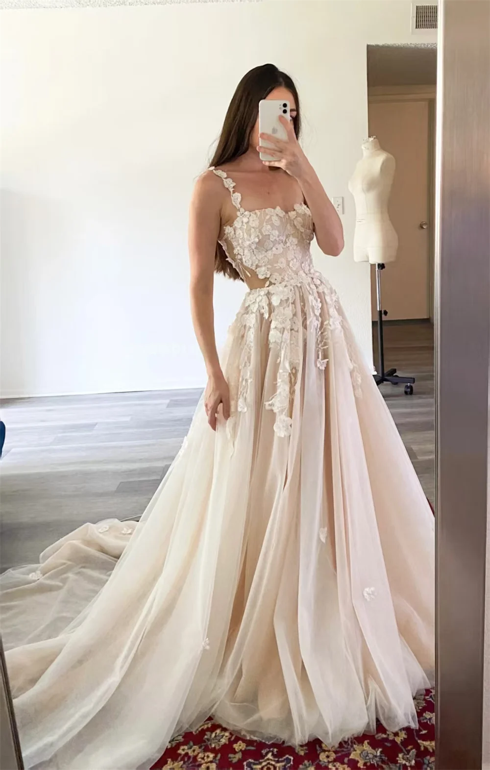 طوكيو مخصص الأبيض الأزهار الأشرطة فساتين الزفاف بلا أكمام عودة الدانتيل متابعة فستان زفاف 2025 ذيل محكمة ألف خط ثوب زفاف