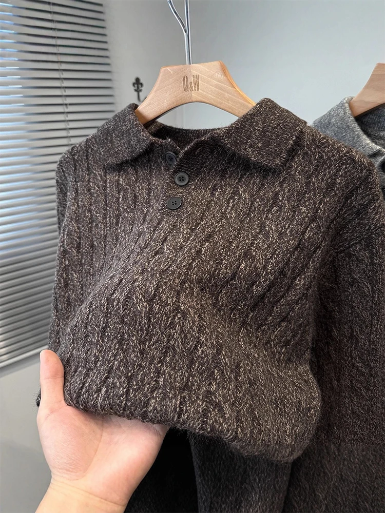 Męskie swetry polo z dzianiny żakardowej w stylu fashion twist, jesienno-zimowe, codzienne, zapinane na guziki, z kołnierzykiem, modne, jednokolorowe, dopasowane swetry.