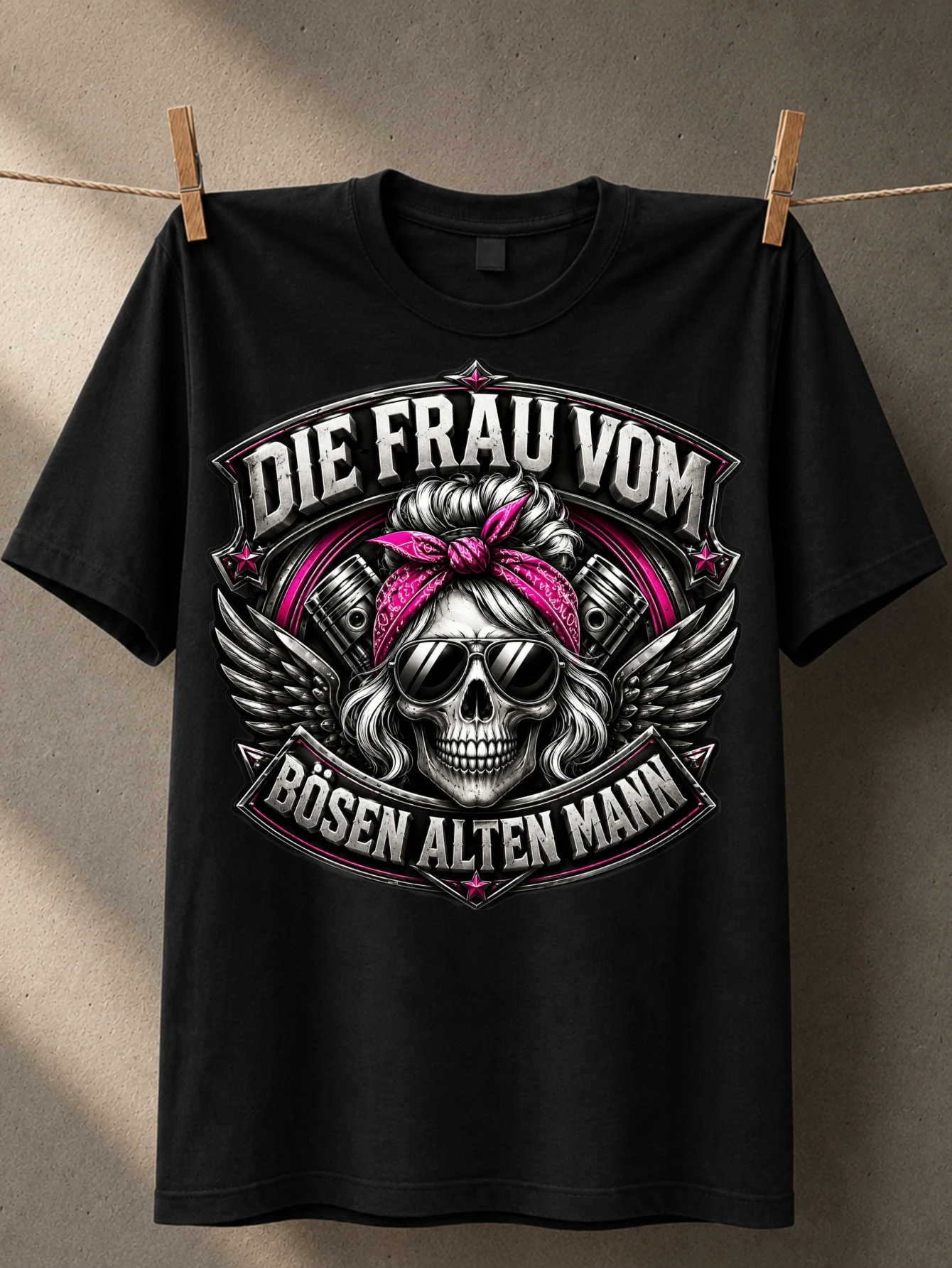 T-shirt unisexe « Die Frau vom bösartigen alten Mann » style biker, ailes de piston chromées roses, style allemand audacieux