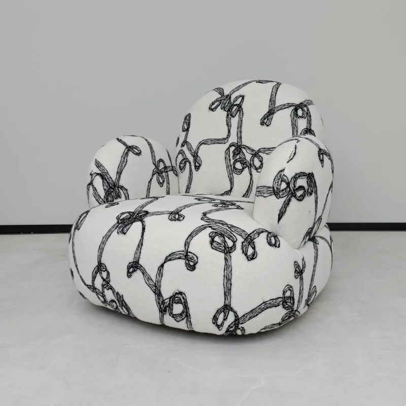 Cremefarbenes Stoffsofa, Wohnzimmer, Balkon, einfache Business-Freizeit