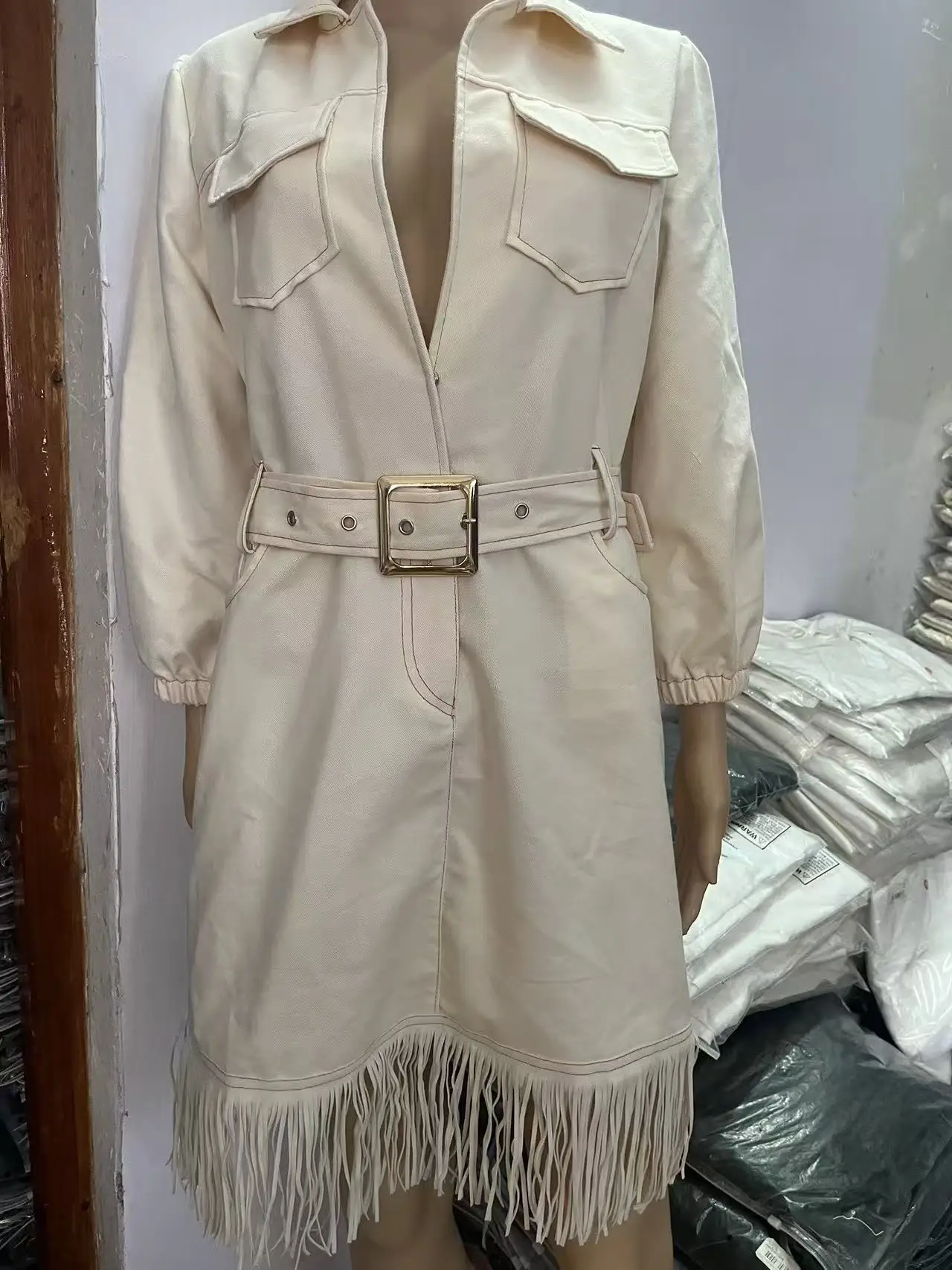 فستان ضيق مثير بأكمام طويلة من قماش الدنيم الجديد لعام 2025 - فستان قصير بحزام على شكل حرف v للنساء نادي الحفلات