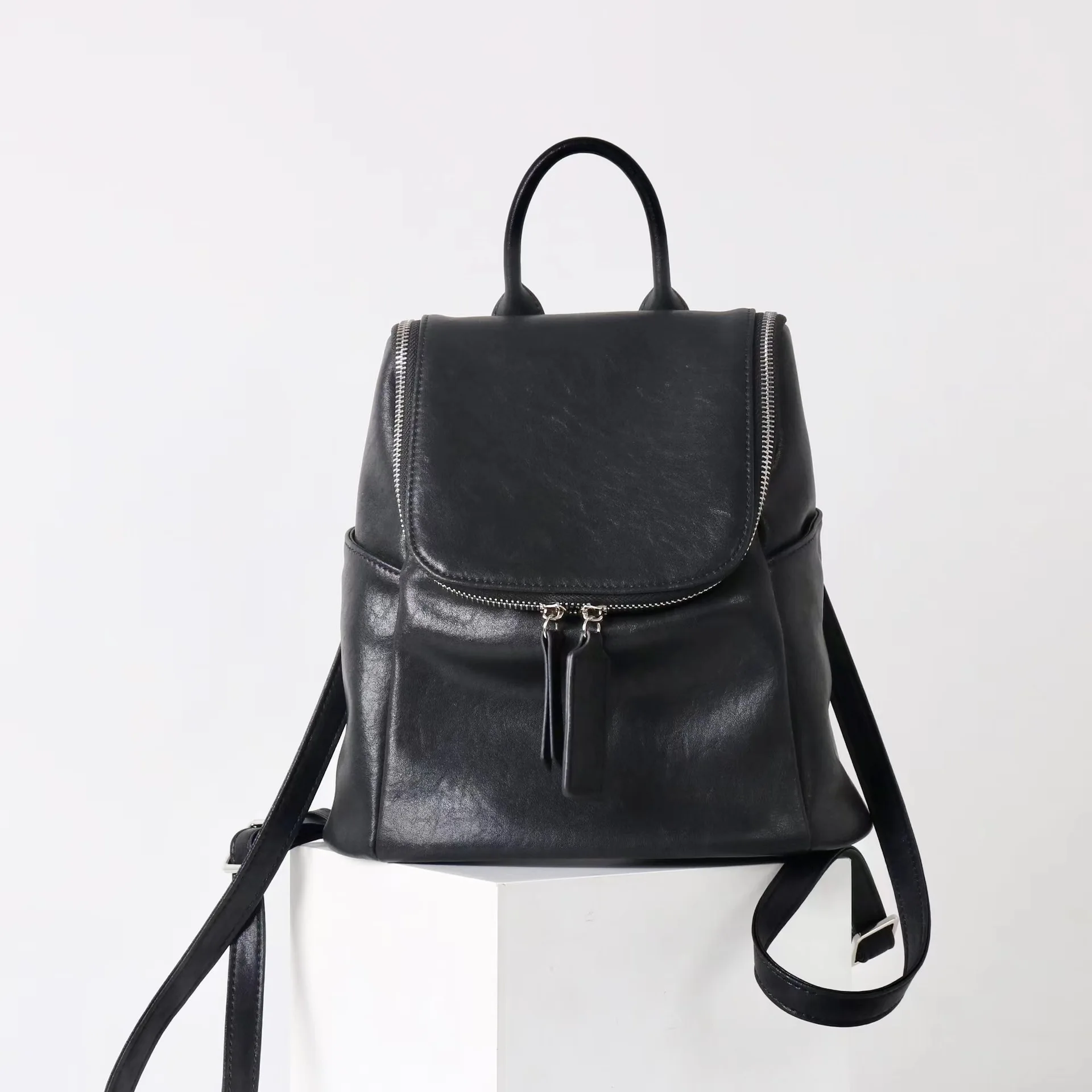 

Vegetable tanned cowhide women's backpack 2025 new niche design vintage large capacity commuting fashion and versatile backpack