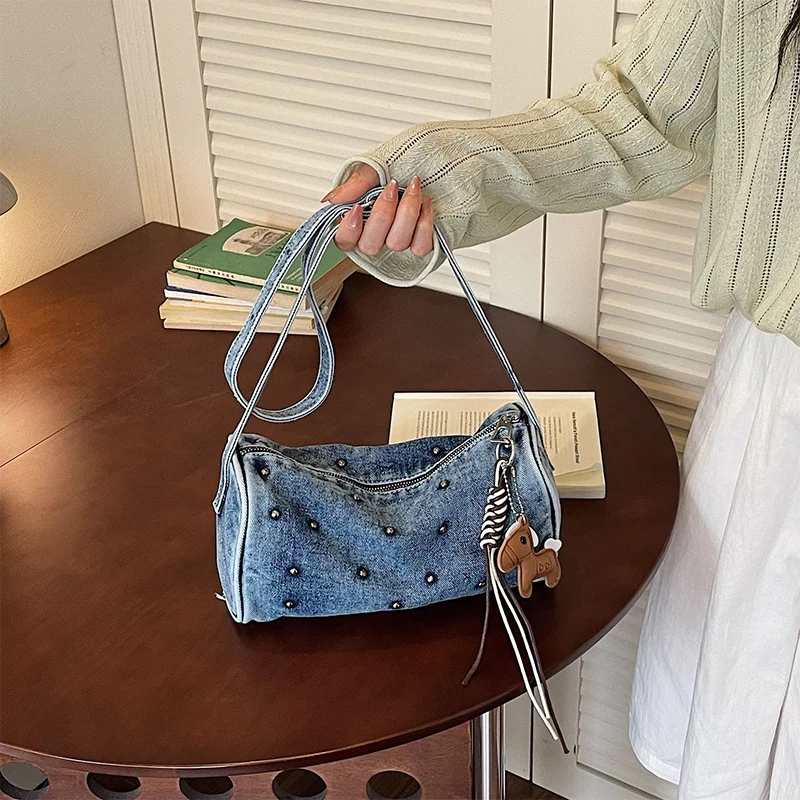 Gewaschene Denim-Umhängetasche mit Nieten und Taschenanhänger, Damen-Schultertasche mit Metallnieten, Lässige Vielseitige Handtasche, Pendler-Geldbörse – Detail 6