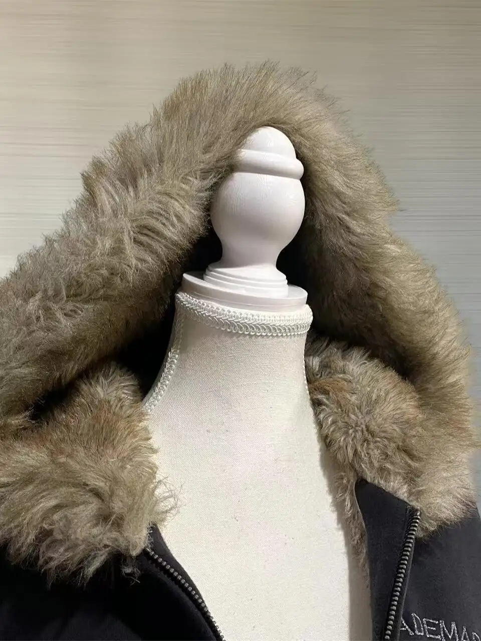 Kurtki ze sztucznego futra dla kobiet, graficzne kurtki, bluzy z kapturem z polaru, edgy styl amerykański retro, moda uliczna i topy w stylu Y2K