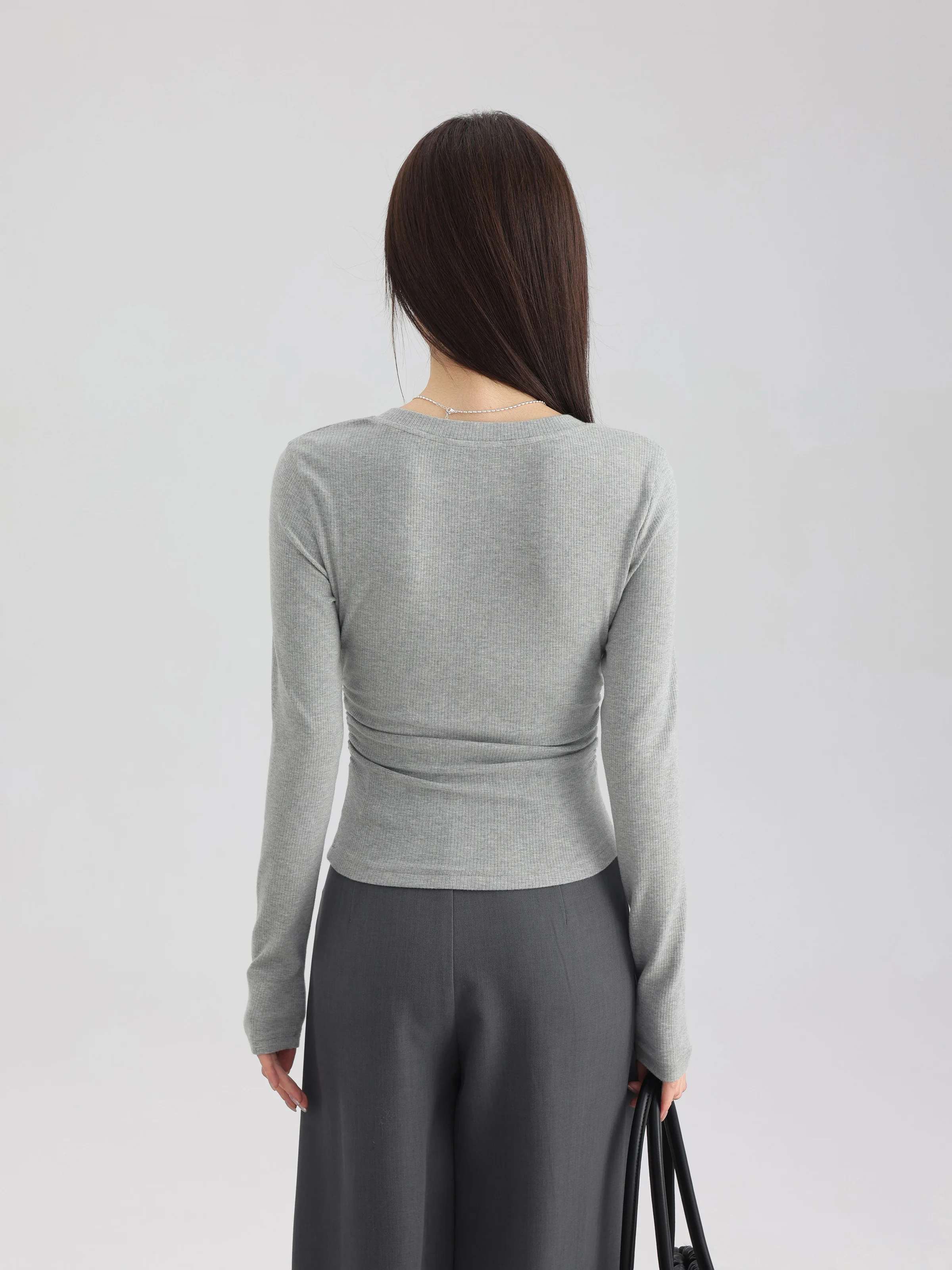 Camiseta feminina slim fit com decote em V, manga comprida elástica, elegante, camada de base de malha cinza, roupa para outono, casual, uso diário