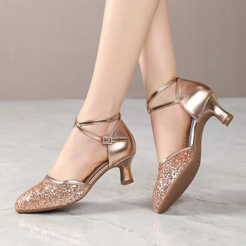 

Туфли для танцев на пилоне. Профессиональные женские туфли для латинских танцев. Золотые, серебряные, черные блестящие танцевальные туфли, закрывающие голову.