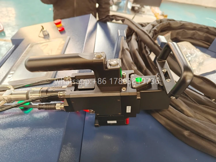 Macchina per la pulizia laser della macchina per la rimozione della ruggine laser 3000W 6000W con testa di pulizia laser Relfar