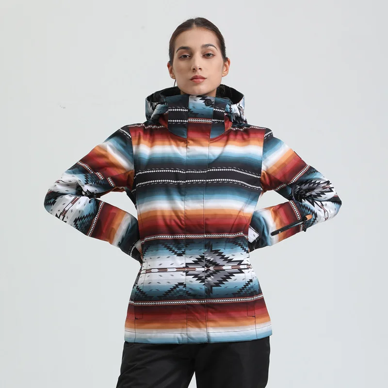 Gsou Snow 2025 سترة تزلج نسائية معزولة مقاومة للماء ومضادة للرياح معطف جبال الألب للثلج سترة شتوية للتزلج على الجليد مع نمط ملون