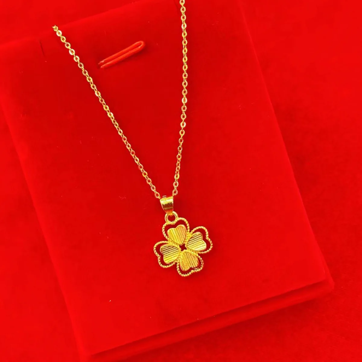 Shiny Pure 14 K Gold Color Clover Pendant Necklace for Women\'s Gold Color Necklace Chain Valentine\'s Day Wedding Jewelry Gifts