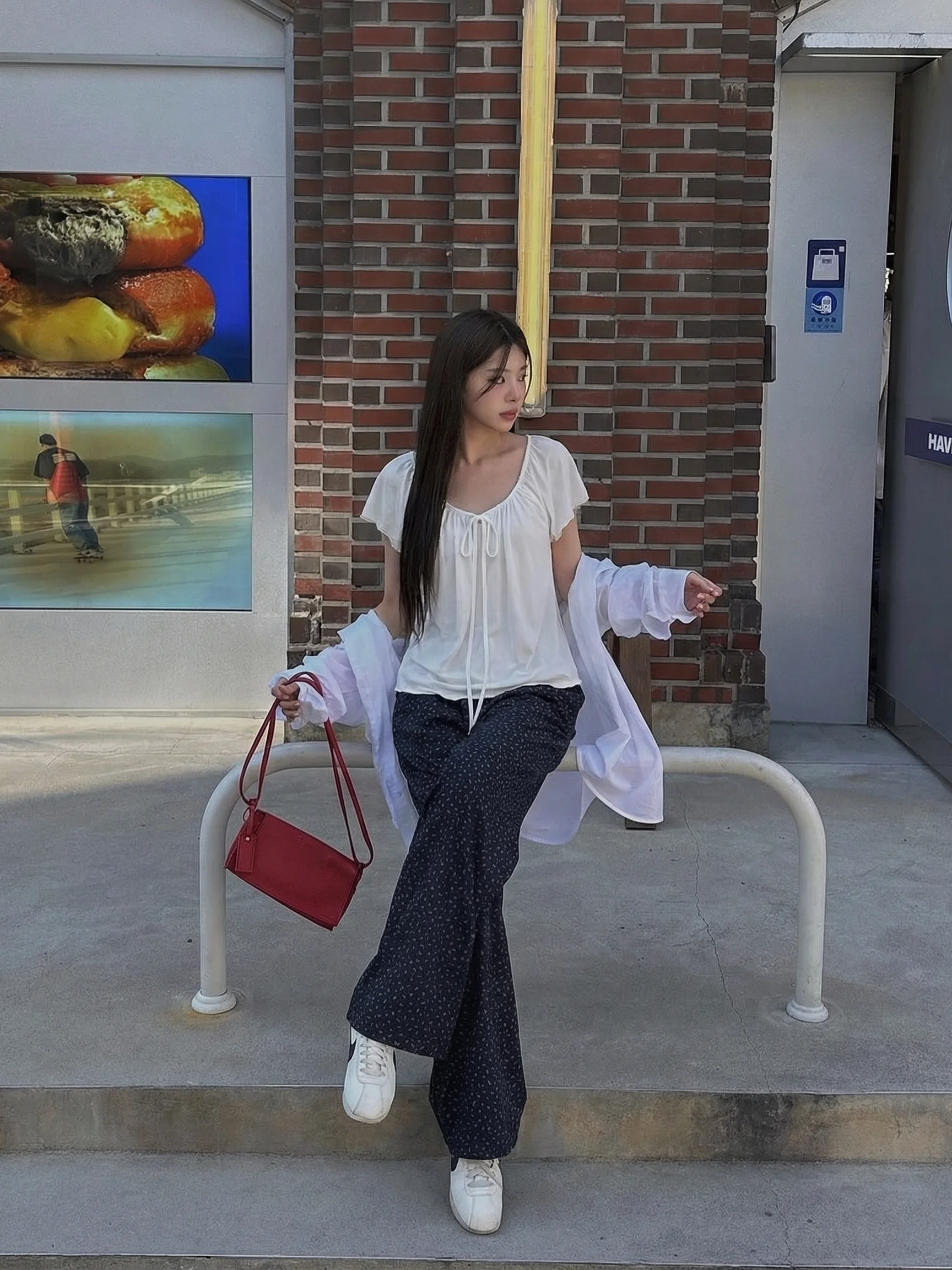 Elegant White Tie-Detail Short Sleeve T-Shirt Women's Summer 2026 Loose Unique Attractive Top French Style Bubble Sleeve
