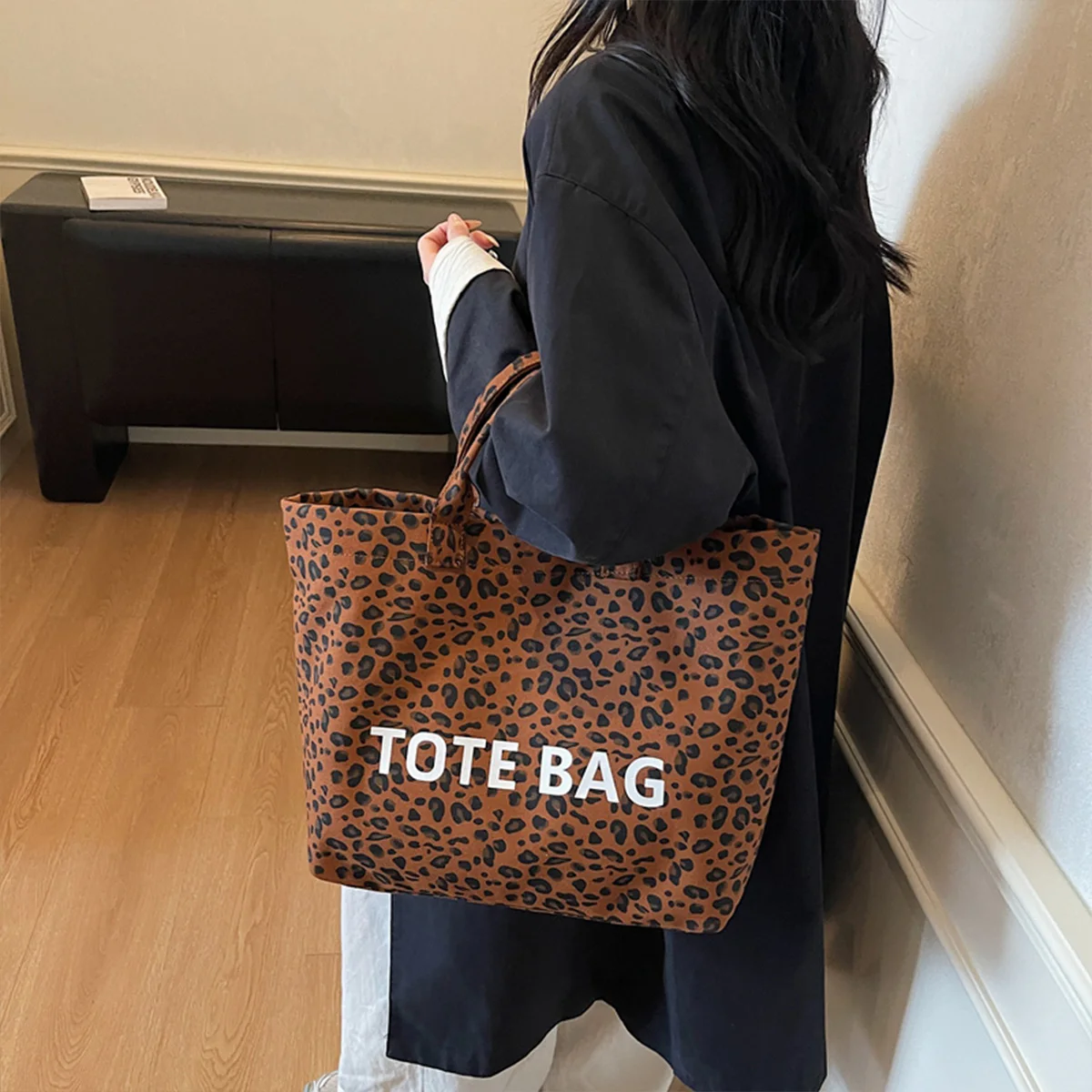 

Большая вместительная женская роскошная леопардовая сумка-тоут с несколькими карманами, декор с буквами, матовая пряжка, легкая прочная сумка на плечо