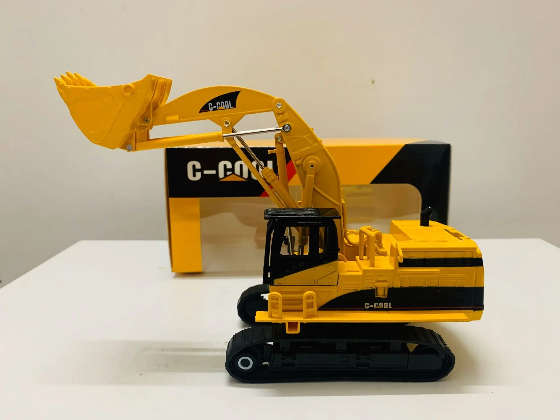 

1:64 Scale DieCast Model - Front Shovel with plastic Tracks Toy - C-COOL Model