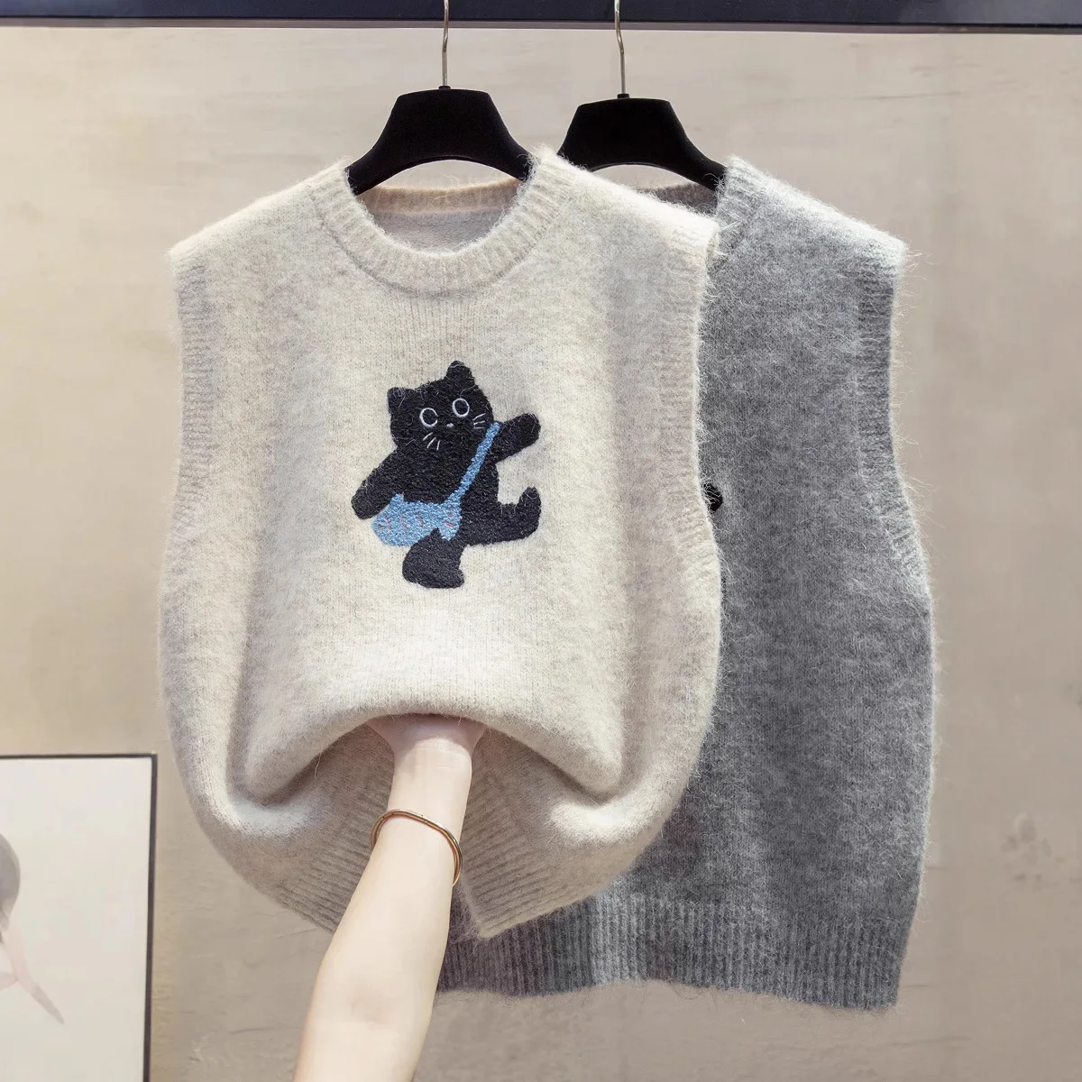 

Cute Anti-aging Knitted Sleeveless Sweater Vest, Autumn and Winter Classic Embroidery Fashion Versatile Women's Top