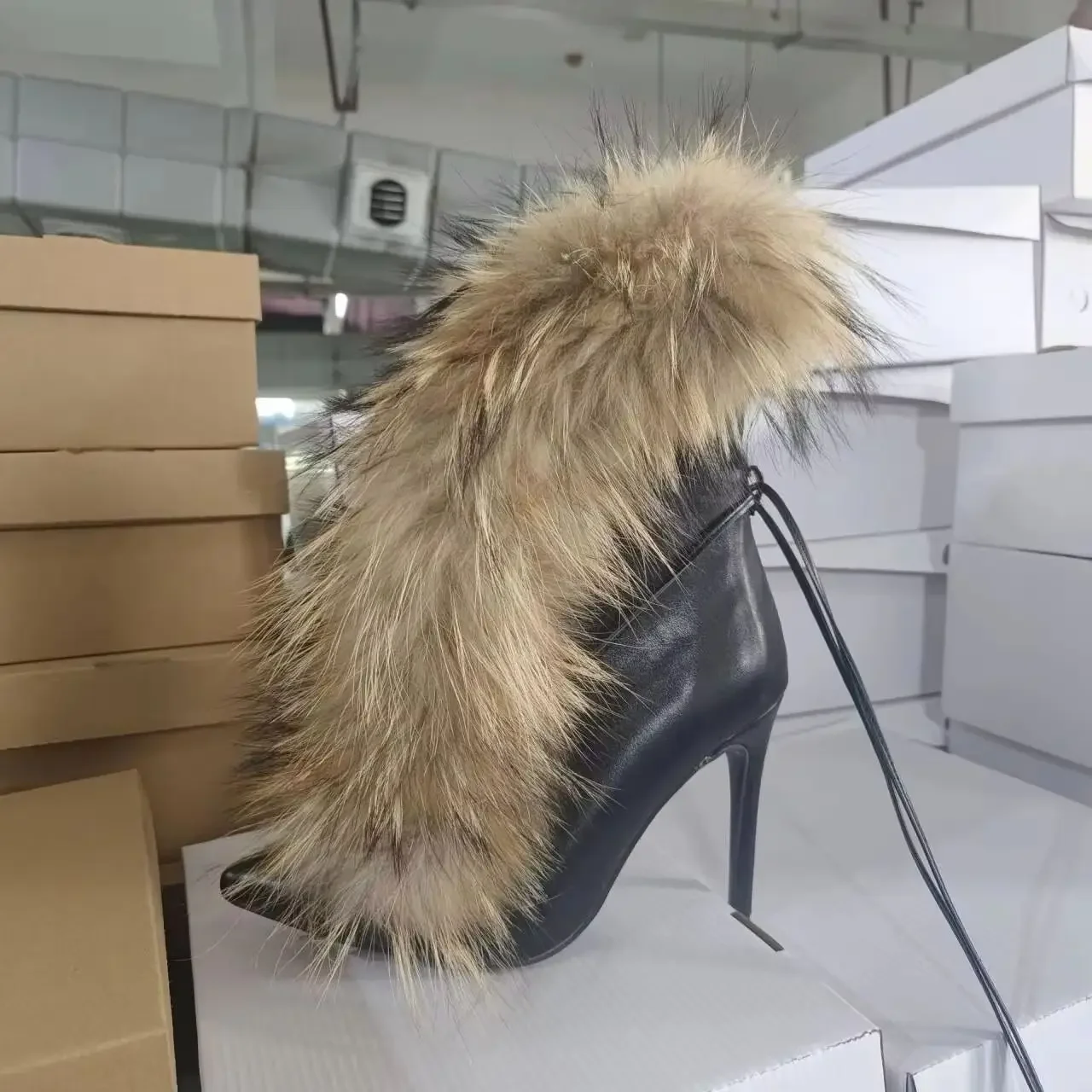 

2025 Winter Fur Warm Fashion Boots Pointed Toe Super High Heel Thin Heels Catwalk Ankle Boots Ankle Strap Black Boot