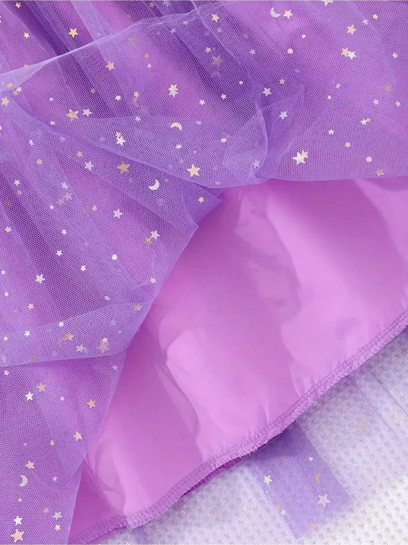 Kinderkleid mit geometrischem Muster, langen Ärmeln, lässigem Rundhalsausschnitt, tailliertem Schnitt, Schleife und knielangem Netzrock für den Herbst. – Detail 8