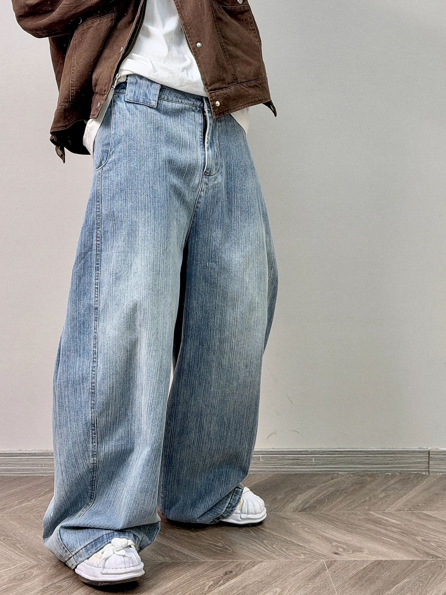Calça Jeans Unissex PGUP STUDIO American Retro Lavada com Perna Larga, Caimento Solto e Despojado, Cintura Média e Fechamento...