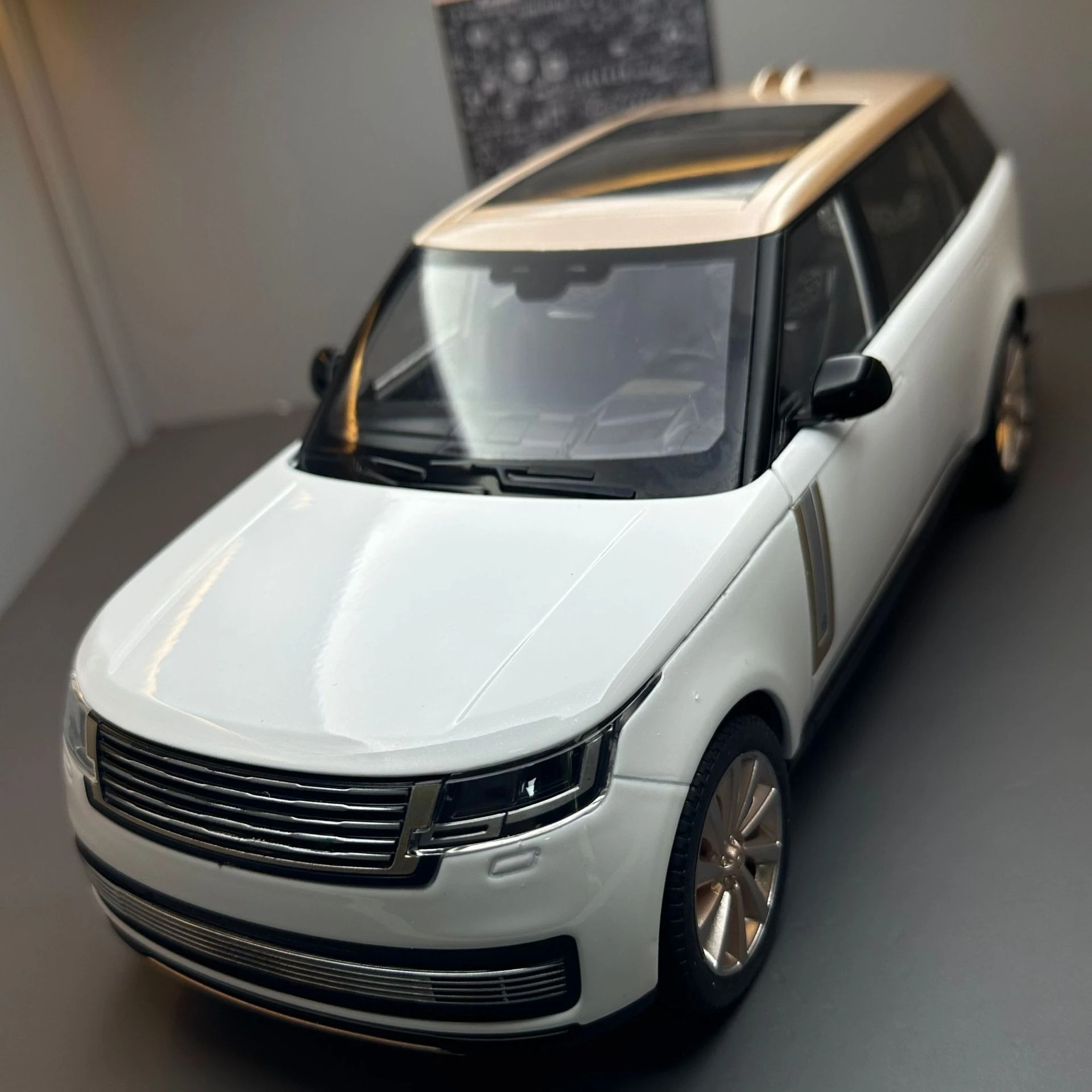 1:18 2022 SV SUV Alloy Car Diecast Model Children's Toy Kids Gift Birthday Present For Boys Trendy Display