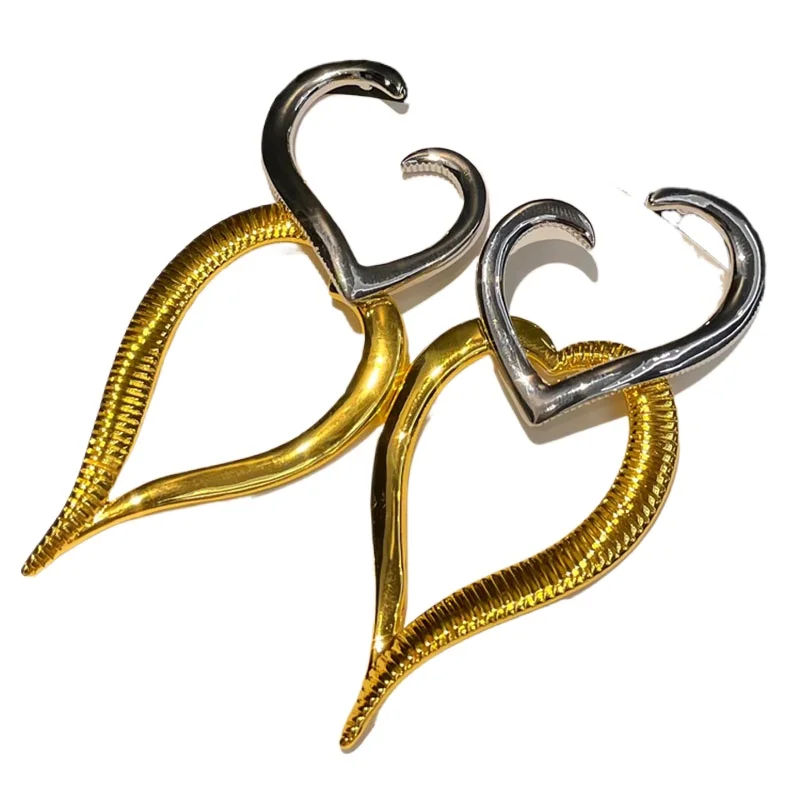 

*Minimalist and atmospheric, retro hollow heart color matching earrings, fashionable metal long earrings