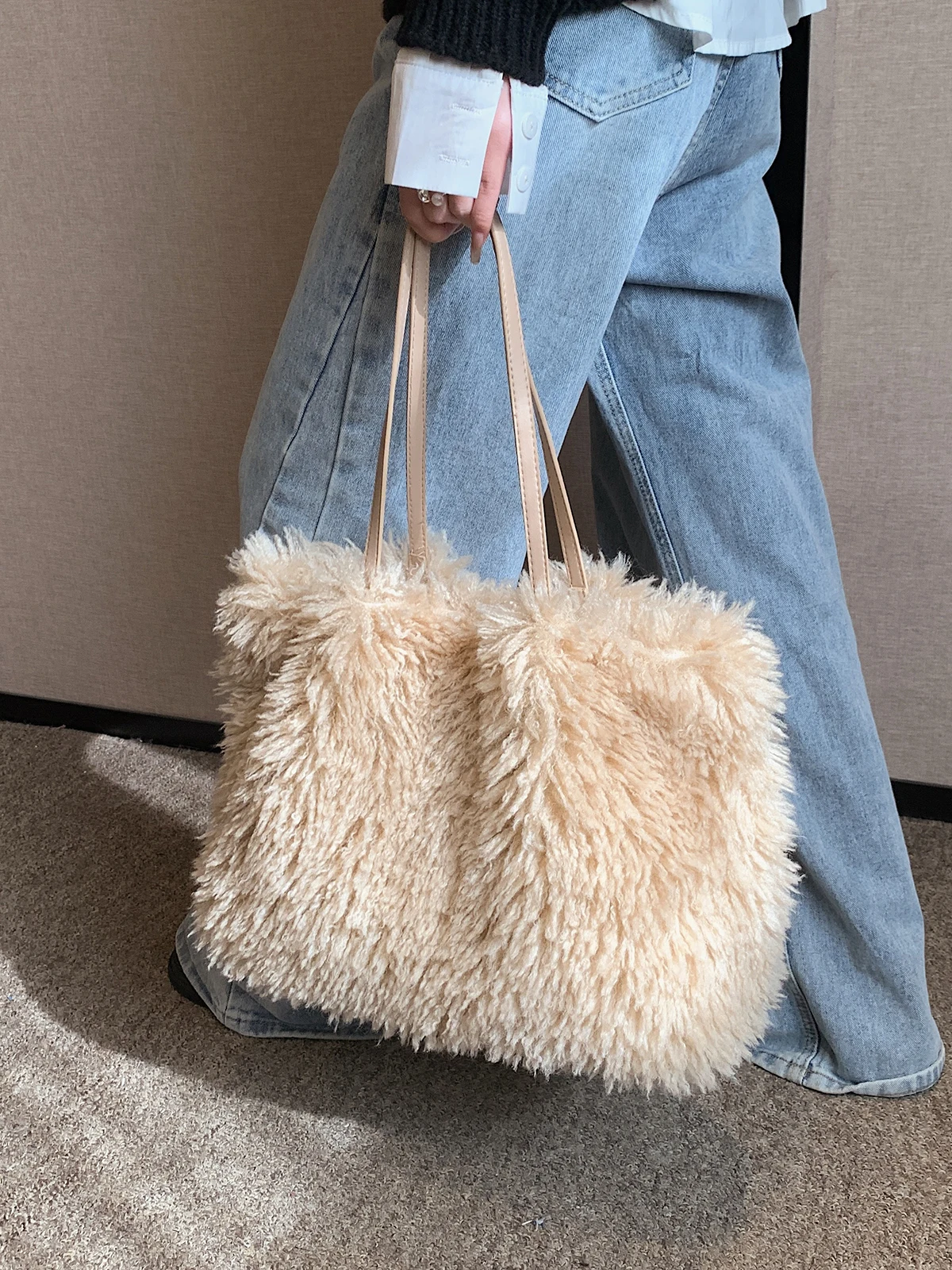 

Autumn/winter large-capacity furry bag women's 2024 new work shoulder bag plush bag portable tote bag