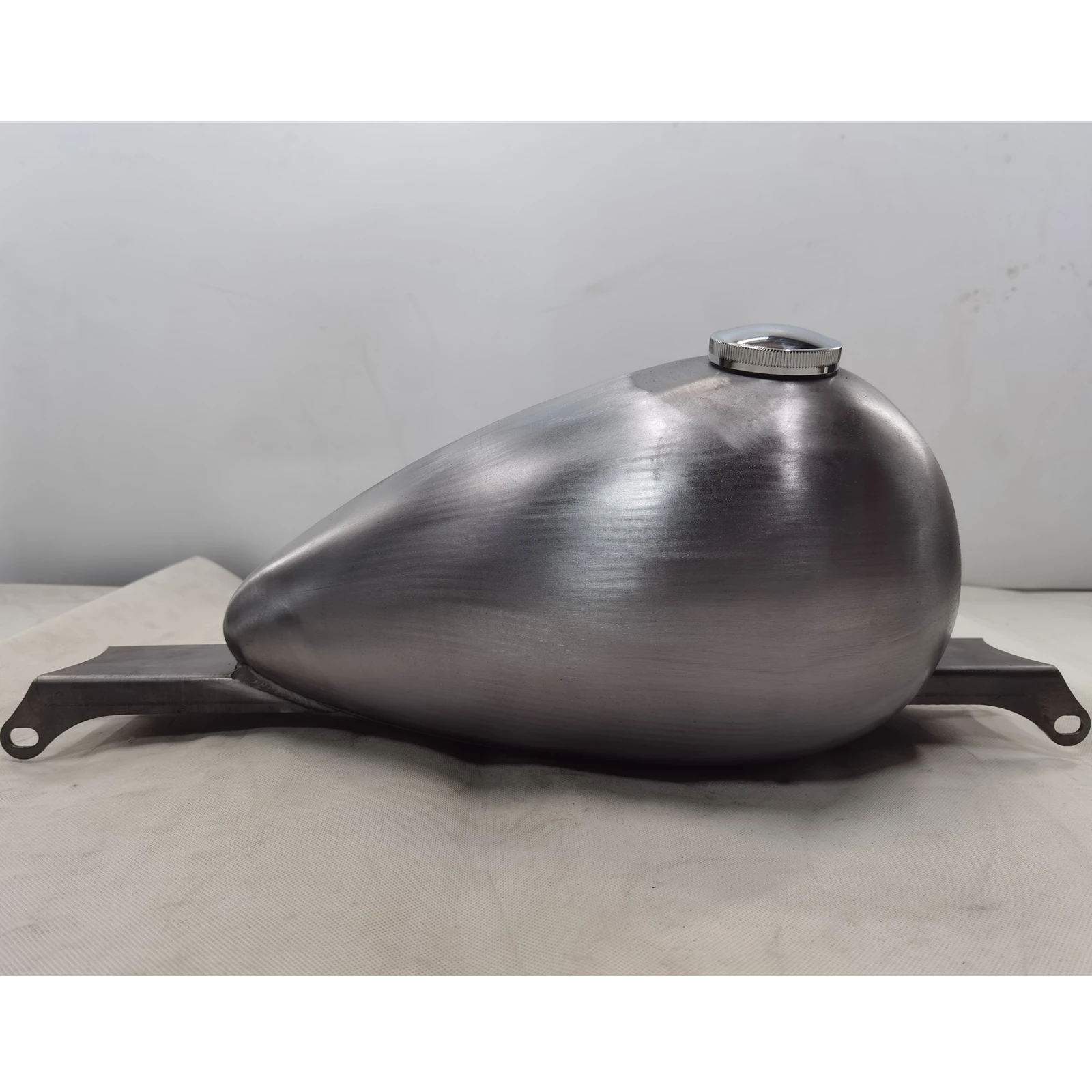 9L Motorcycle Petrol Gas Fuel Tank Handmade Modified Oil Can For Harley Davidson Softail Street Bob M8 2018-2025