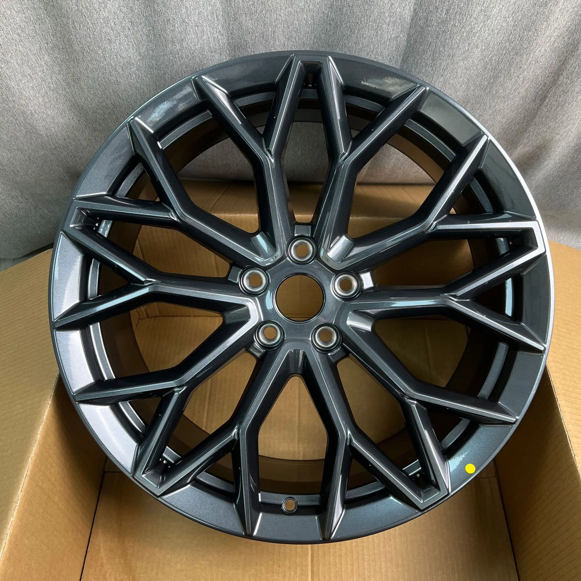 

Applicable to:Suitable for Changan UNI-T 20-inch wheel hub aluminum alloy wheel hub original modification and replacement