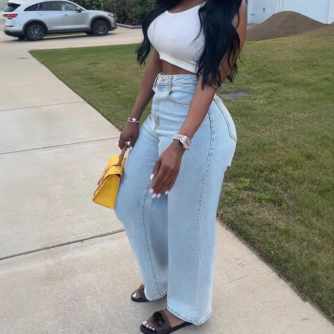 アメリカンスタイルのプラスサイズジーンズ、ライトブルーのストレッチ素材のシンプルなハイウエストのゆったりとしたワイドレッグパンツ（女性用）。