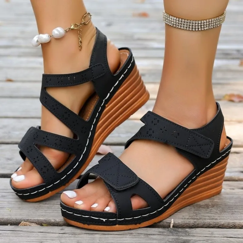 

Женские летние сандалии на танкетке с вырезами, удобные мюли на платформе, винтажные замшевые шлепанцы в стиле бохо с открытым носком, повседневная пляжная обувь для женщин 2026