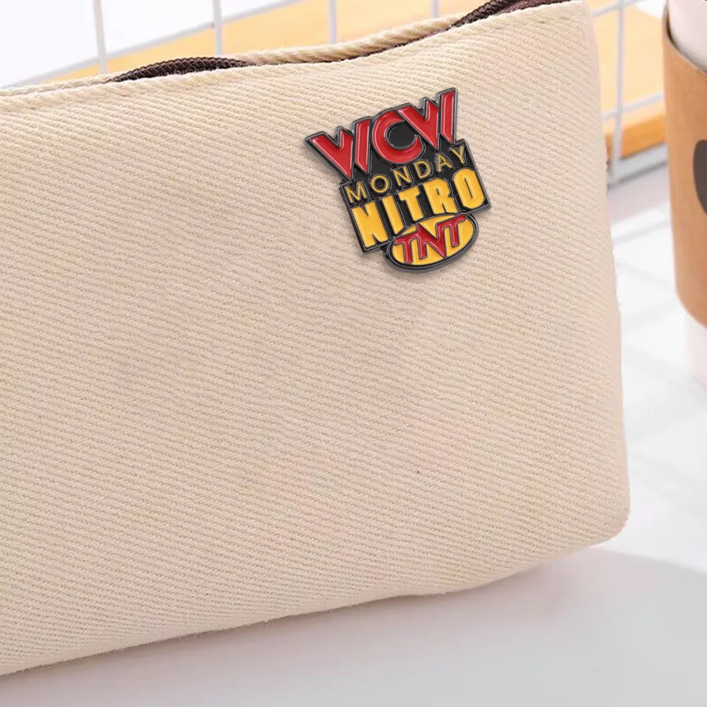 Wcw Monday Nitro Logo Emaille-Anstecknadel, amerikanisches professionelles Wrestling-Fernsehprogramm, Ansteckbrosche, Geschenk für Fans, Abzeichen, Accessoires, Farbe: Col – Detail 5