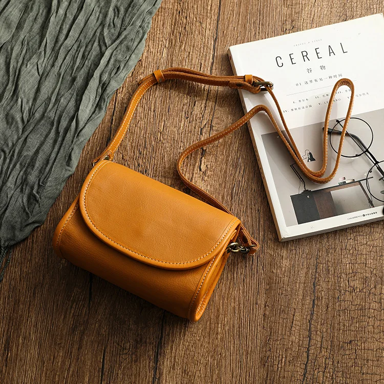 First-layer Vegetable Tanned Cowhide Messenger Bag, Literary and Artistic Fan, Large-capacity Steamed Bread Mobile Phone Bag.