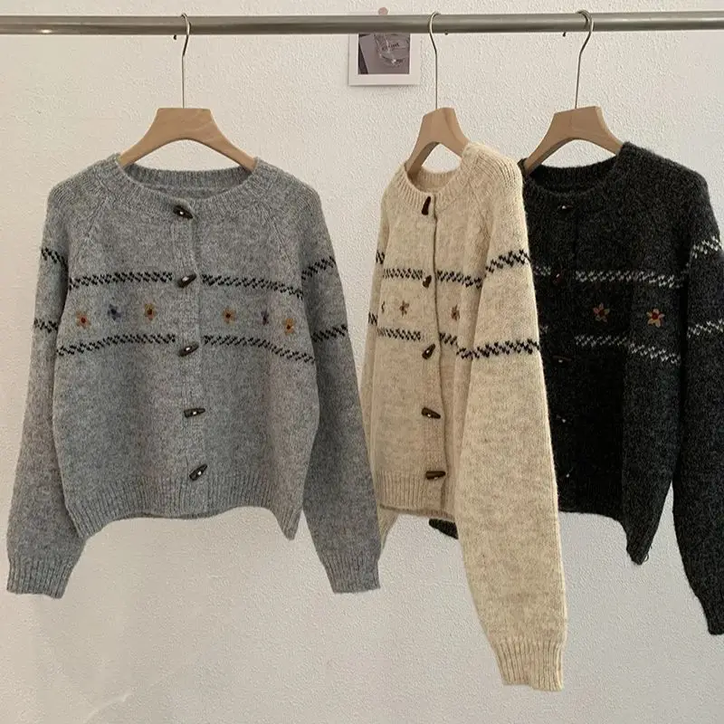 Real tiro de botão de chifre bordado à mão design emagrecimento e versátil em torno do pescoço manga raglan cardigan e suéter