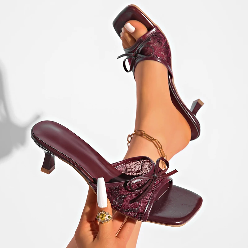 Weinrote High-Heel-Sandalen für Damen mit Schleifendekor, Spitzenblumen-Stickerei, Sommer-Sandalen, Übergrößen, dünne Absätze, Partyschuhe