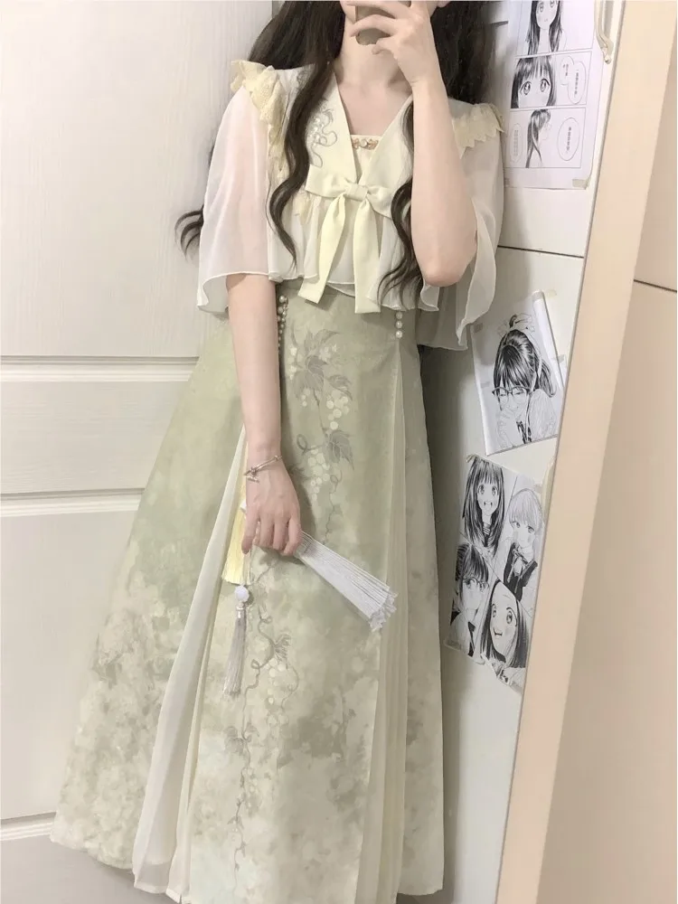 Um novo vestido de estilo chinês com camada externa e top halter