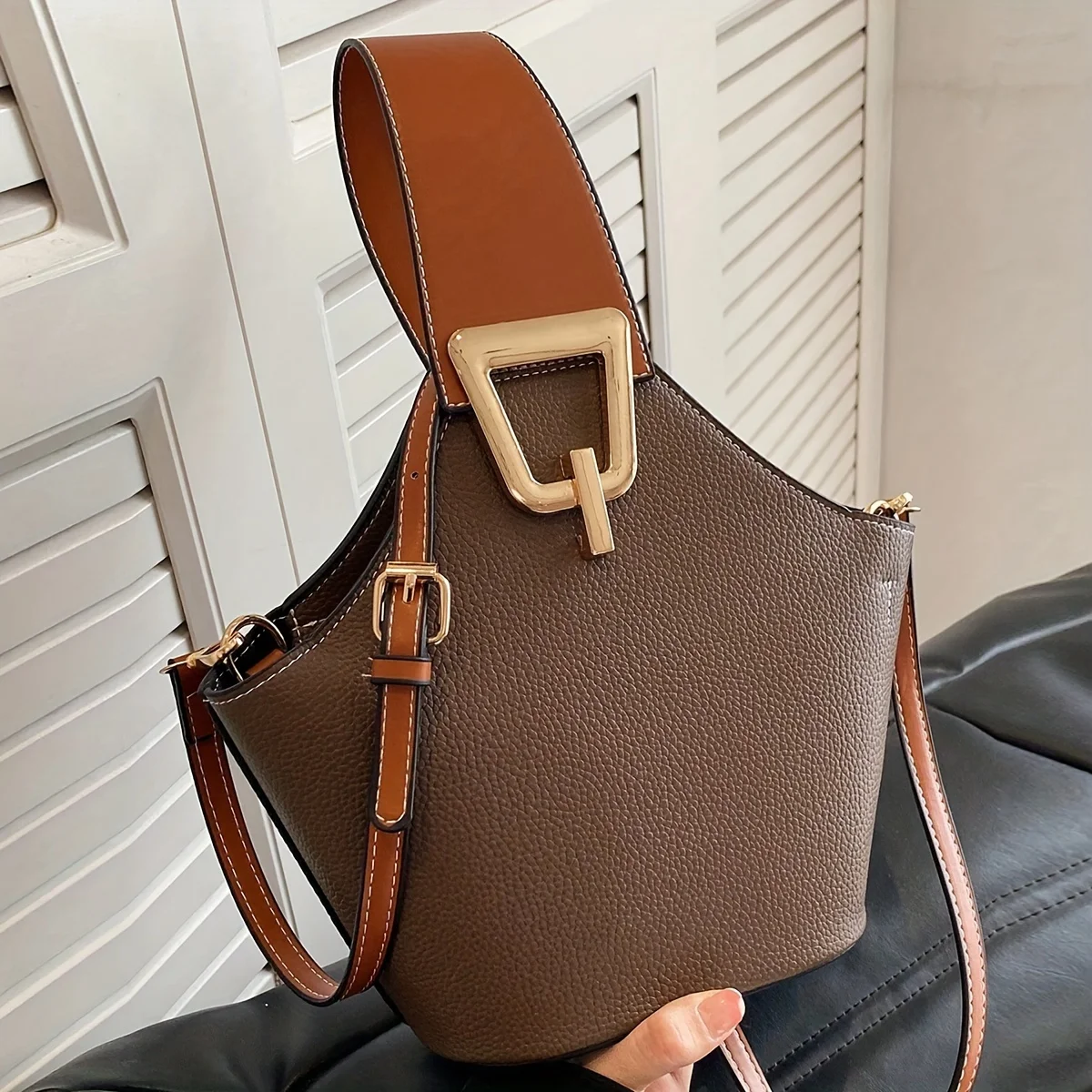 

Elegant French Style Ladies Bucket Bag with Adjustable Thin Shoulder StrapsLarge-CapacityGoldenLockClosure Beige Multifunctional