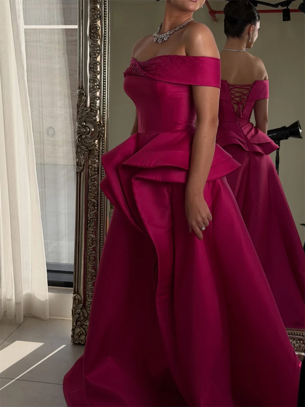 فستان سهرة بسيط من الساتان الوردي مخصص برقبة قارب رسمية قبالة الكتف فستان حفلة موسيقية كلاسيكي على شكل حرف a بأربطة من الخلف للحفلات