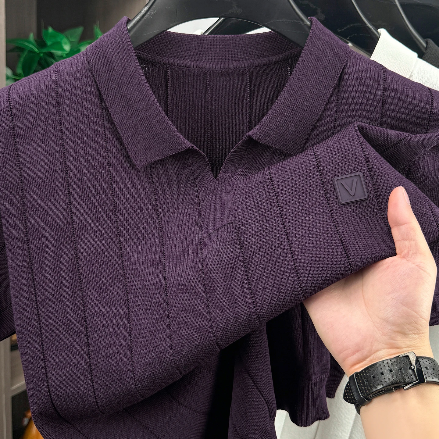 Hochwertiges Marken-Strickpolohemd mit kurzen Ärmeln, modisch mit Buchstabenprägung, neues atmungsaktives, lässiges, weiches und bequemes T-Shirt für Herren für den Sommer.