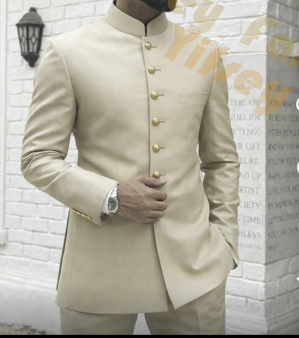 

Мужской костюм: бежевый пиджак с 6 пуговицами, воротником-стойкой, двойным разрезом сзади, и брюки. Индивидуальный пошив.