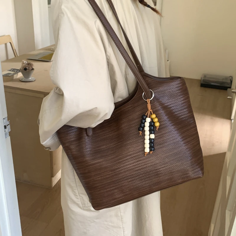 حقيبة يد نسائية أنيقة من الجلد، حقيبة يد كروس بتصميم عصري، حقيبة كتف فاخرة، مظهر كلاسيكي أنيق