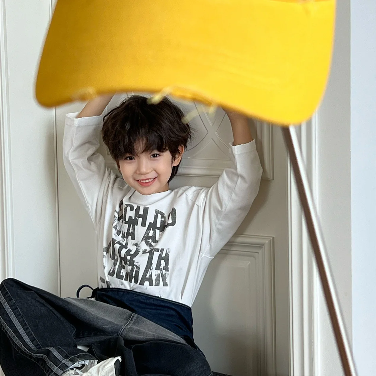 

2025 Autumn Childrens Clothing Frayed Edgesbroken Letters Simple Trendy Pure Cotton Long Sleeve Tshirt for Boys and Girls