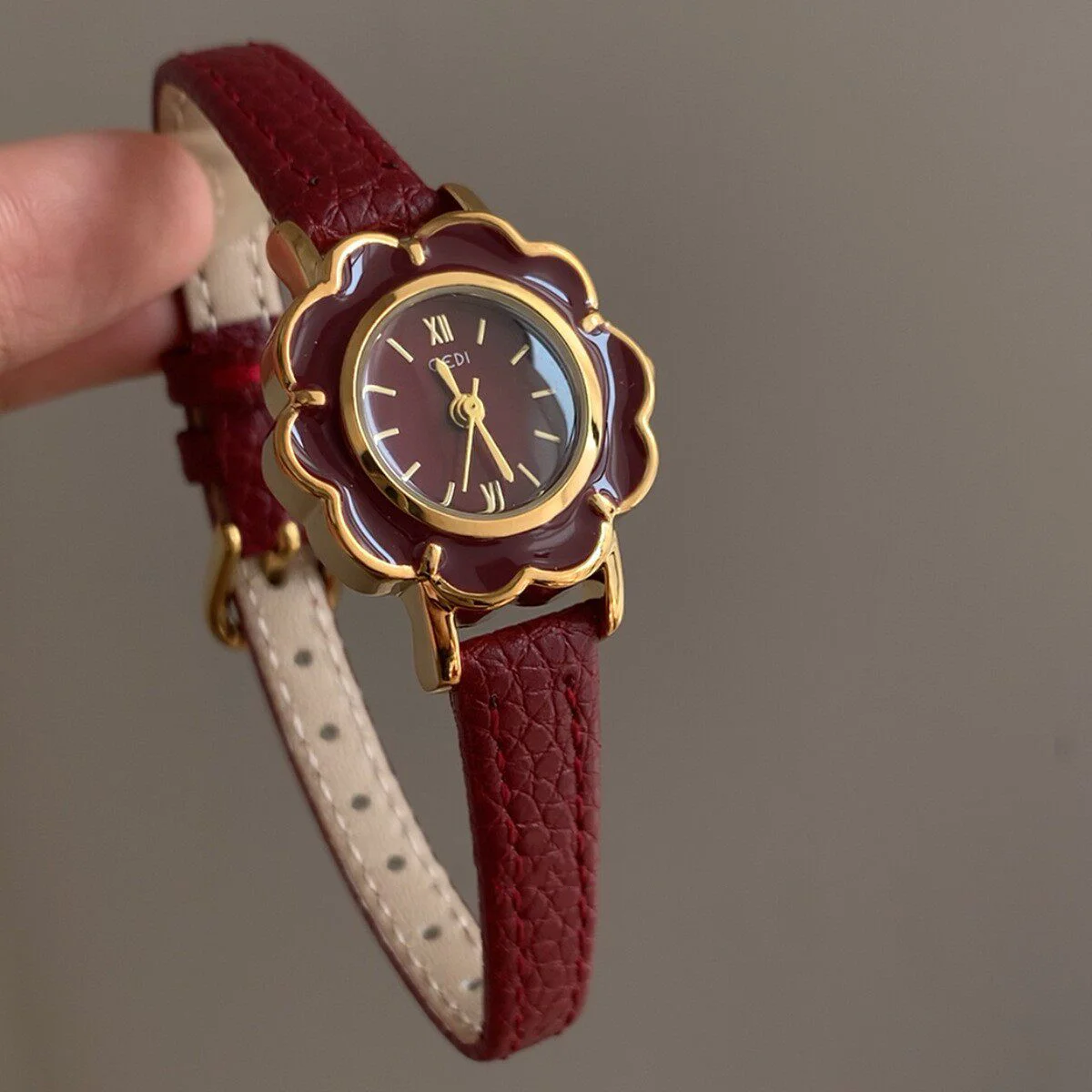 Vintage Women Watch Flower Shape Leather Strap Roman Numeral Dial Quartz Wristwatch Elegant Ladies Dress Clock Gift Montre Femme