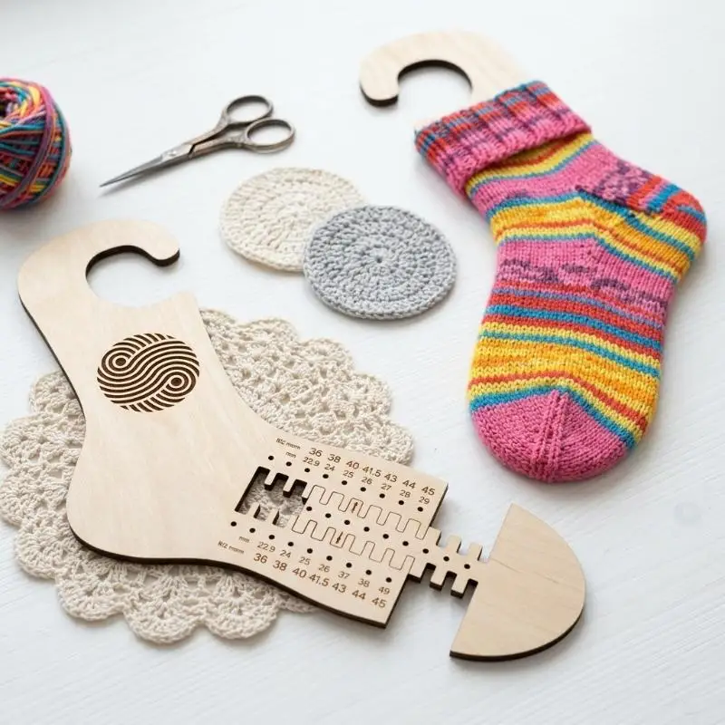 Sockenformen aus Holz mit präzisen Größenangaben, polierte natürliche Holzoberfläche, ideal für Strickbegeisterte und DIY-Sockenprojekte. – Detail 3