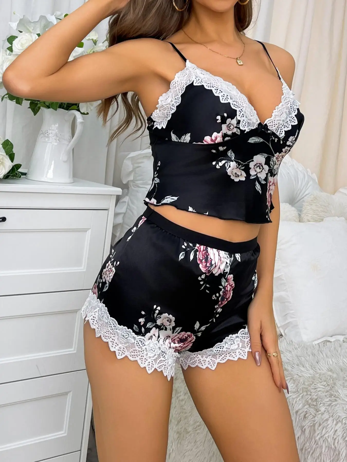 

Black Satin Print White Lace Splicing Camisole Top Shorts Sexy Pajama Set Hot Ladies Nightwear