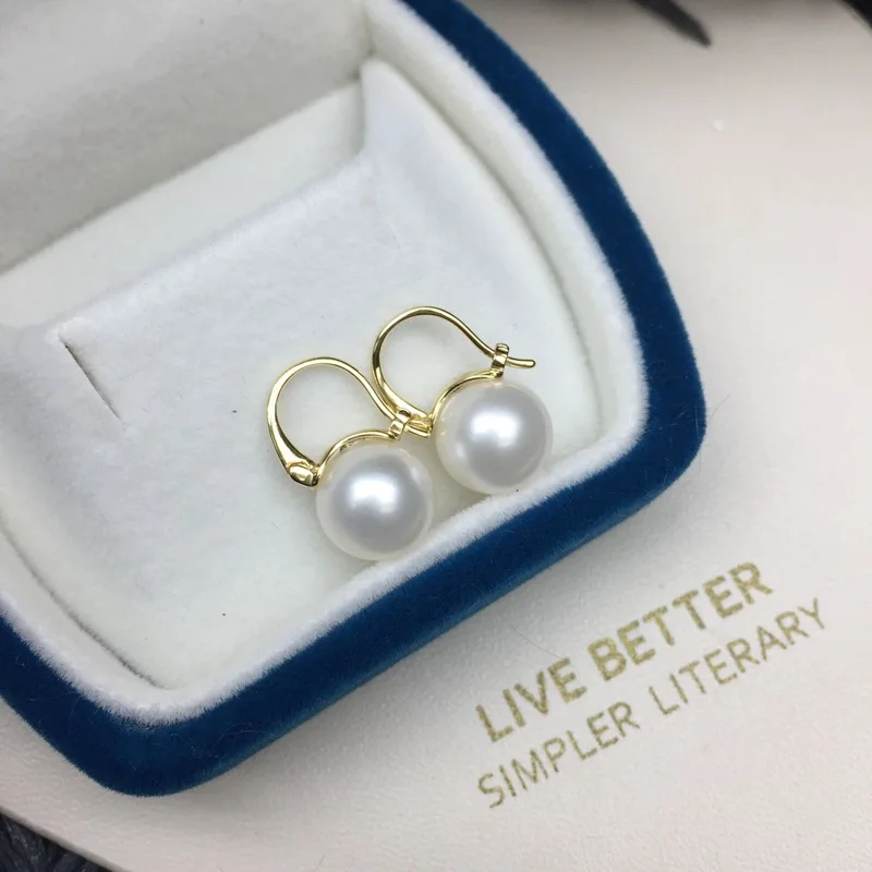 

Серьги из натурального пресноводного жемчуга 8,5-9,5 мм, золото 18 карат рядом с идеальным круглым сильным блеском, почти бездоганные, роскошные ювелирные изделия из жемчуга