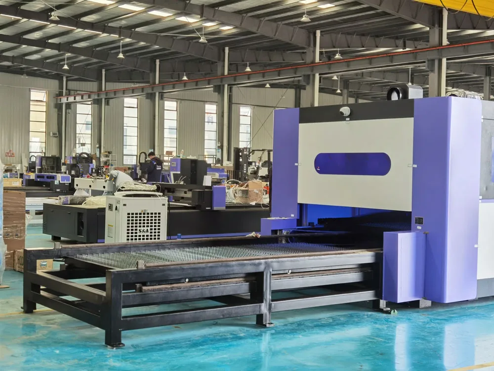 AccTek 3 Years Warranty Enclosed Tube Fiber Laser Cutting Machines with Double Table for 12mm Mild Steel Carbon Steel