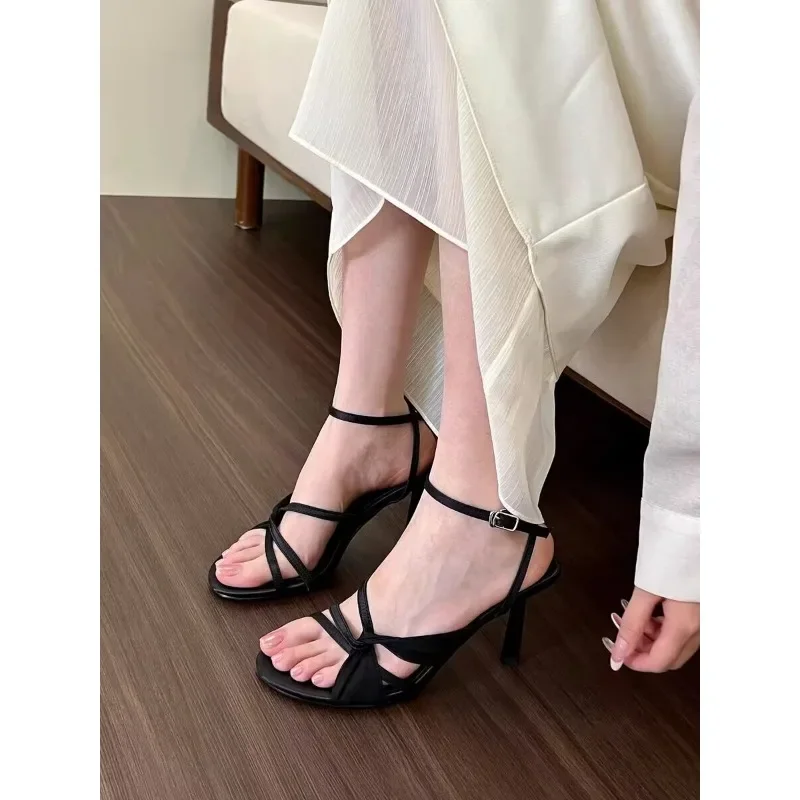 عالية الجودة الشريط عالية الكعب 2025 فستان جديد خط واحد مشبك رقيقة عالية الكعب الصنادل الفرنسية المفتوحة تو جوفاء أحذية نسائية #2