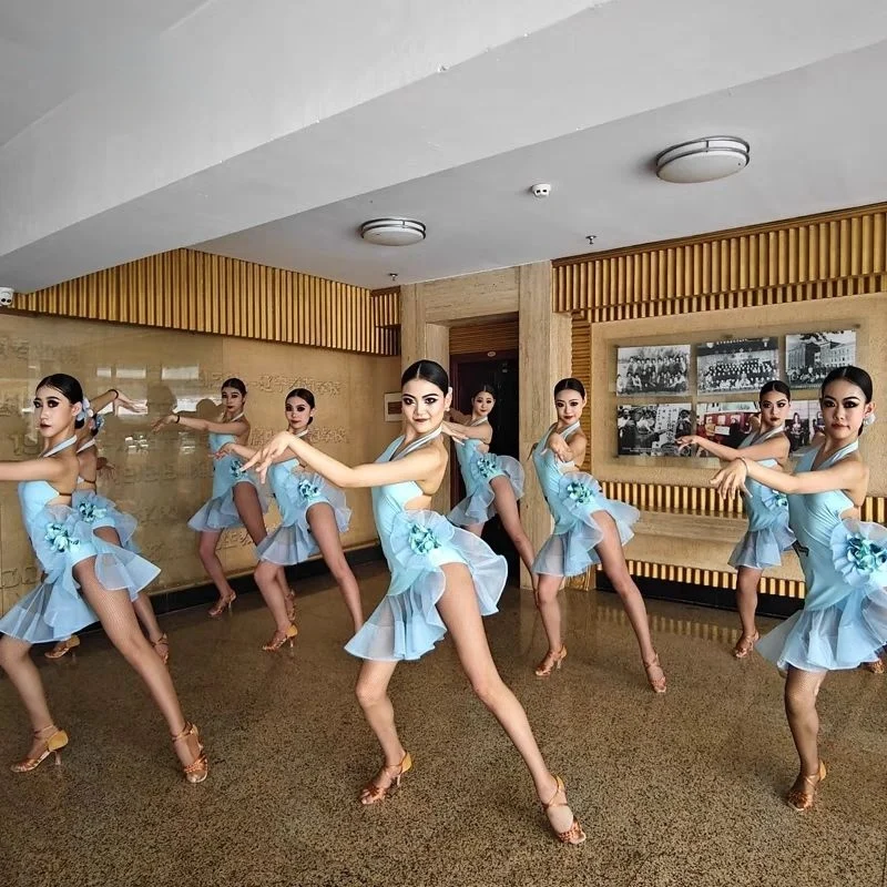 2025 الرقص اللاتيني عارية الذراعين معلقة الرقبة الأزياء الراقية تصميم المنافسة زهرة اللباس الكبار مرحلة الأداء تنورة #4