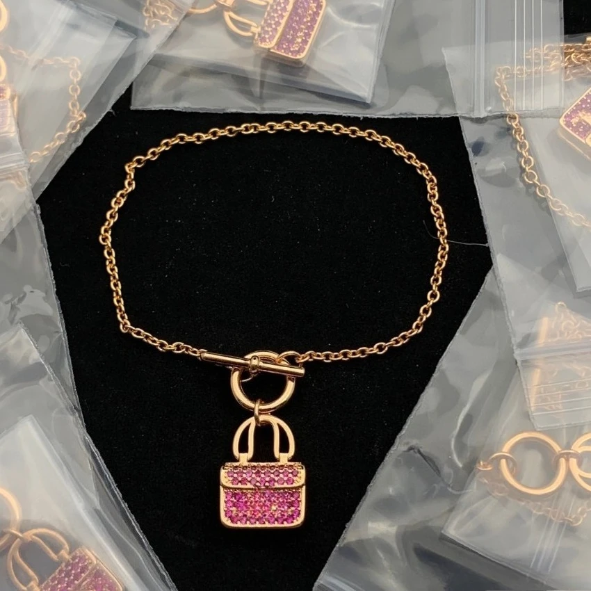 

Новейший женский браслет 2025 года, роскошный ретро-стиль с минималистичным дизайном, модные украшения, сладкий подарок для подруги