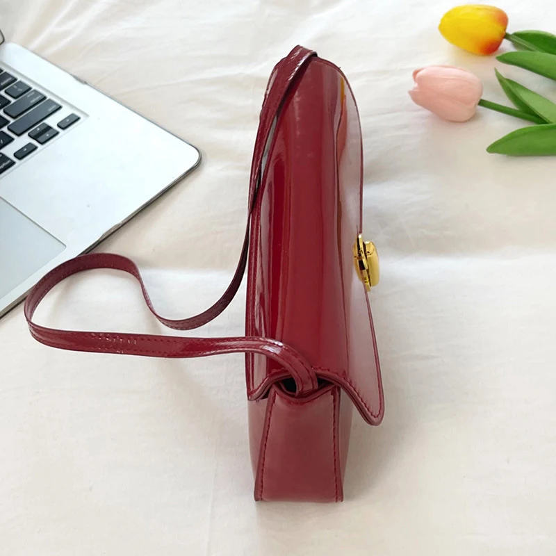 Glänzende PU-Schultertasche mit Schnalle, Damen-Unterarmtasche in Unifarbe, Elegante Vintage-Handtasche im französischen Stil für den Alltag und die Arbeit – Detail 4