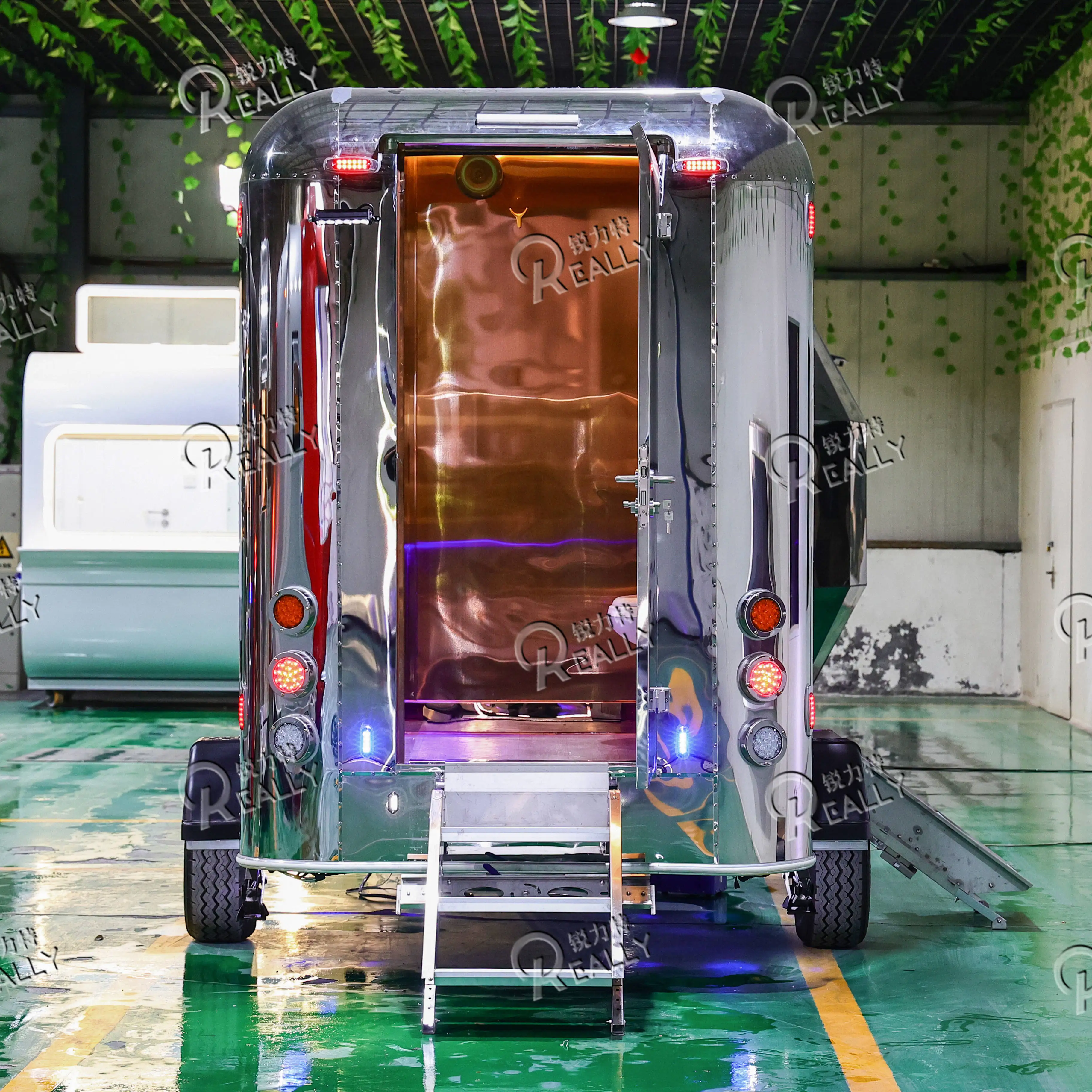 Europe  Portable Toilet Shower  Mobile Toilet Trailer Luxury Restroom Trailer  for Outdoor Festivals