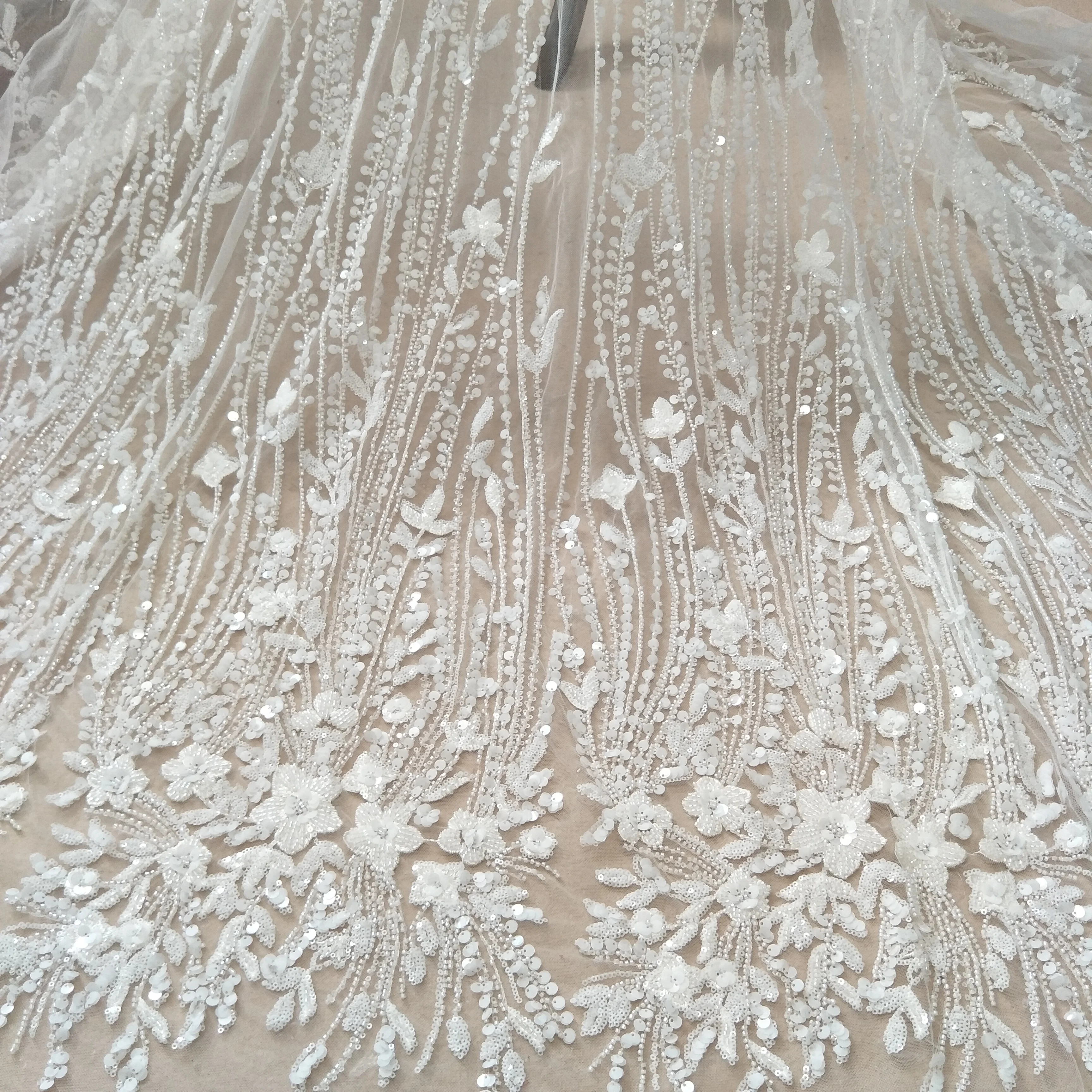 

Свадебное платье с кружевом и бисером, ширина 130 см, кружевная ткань с бисерной отделкой, продается на метры.